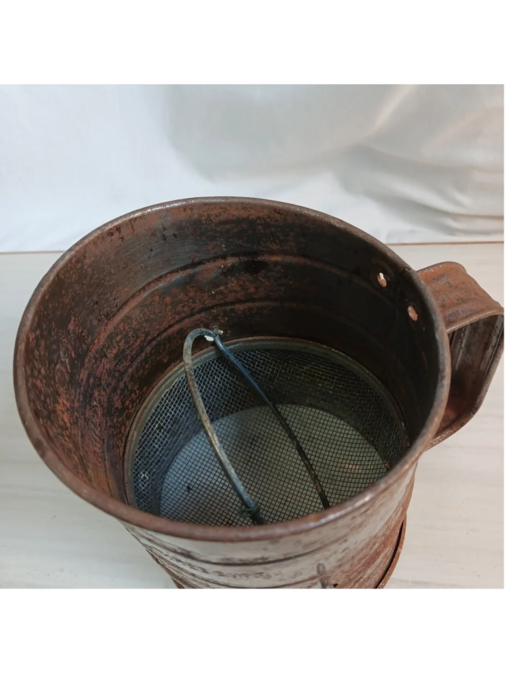 Bromwell’s 5 Cup Primitive Sifter Measuring Red Wood Crank Handle Flour Vtg USA